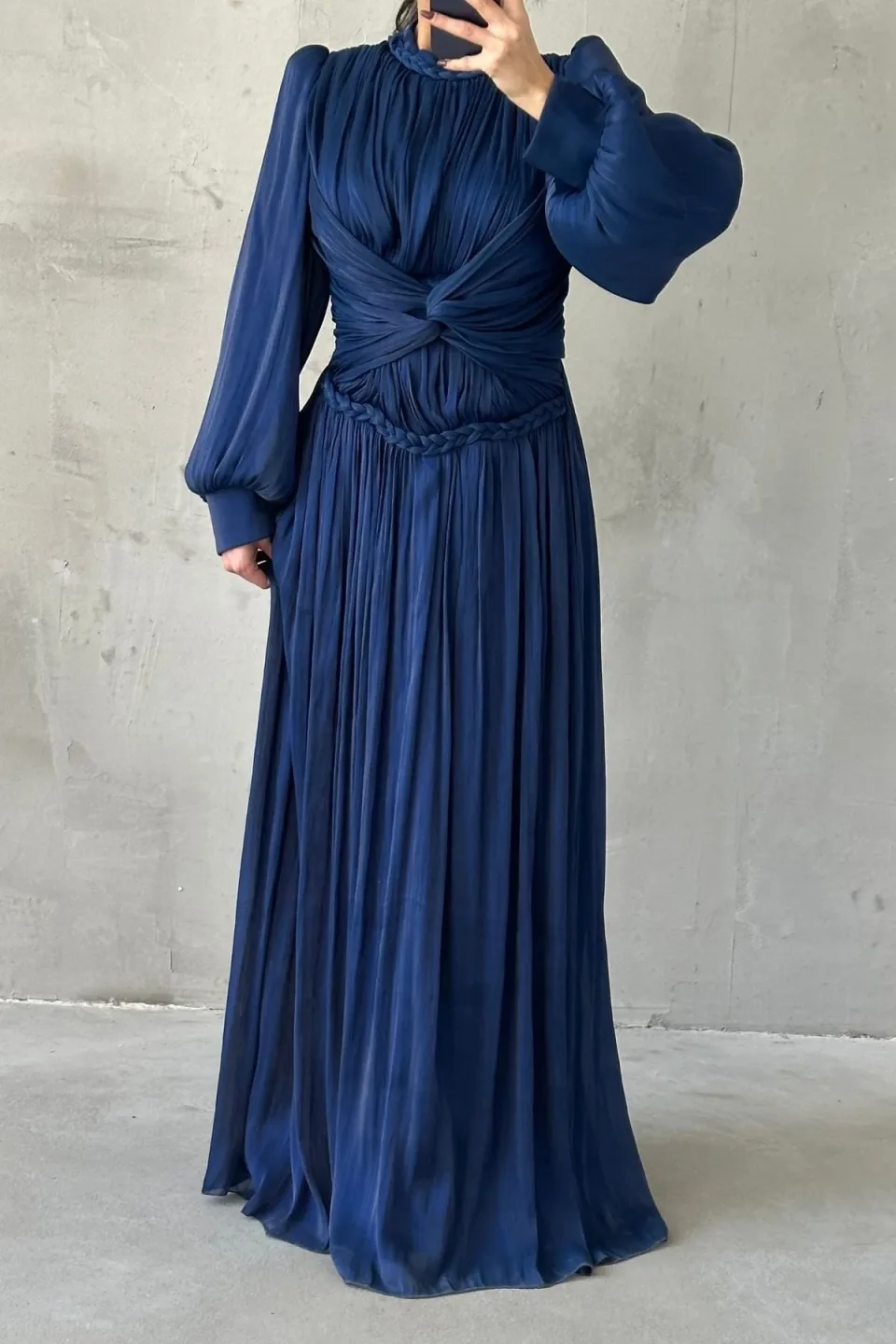 Make a statement with this refined and flowing maxi dress.