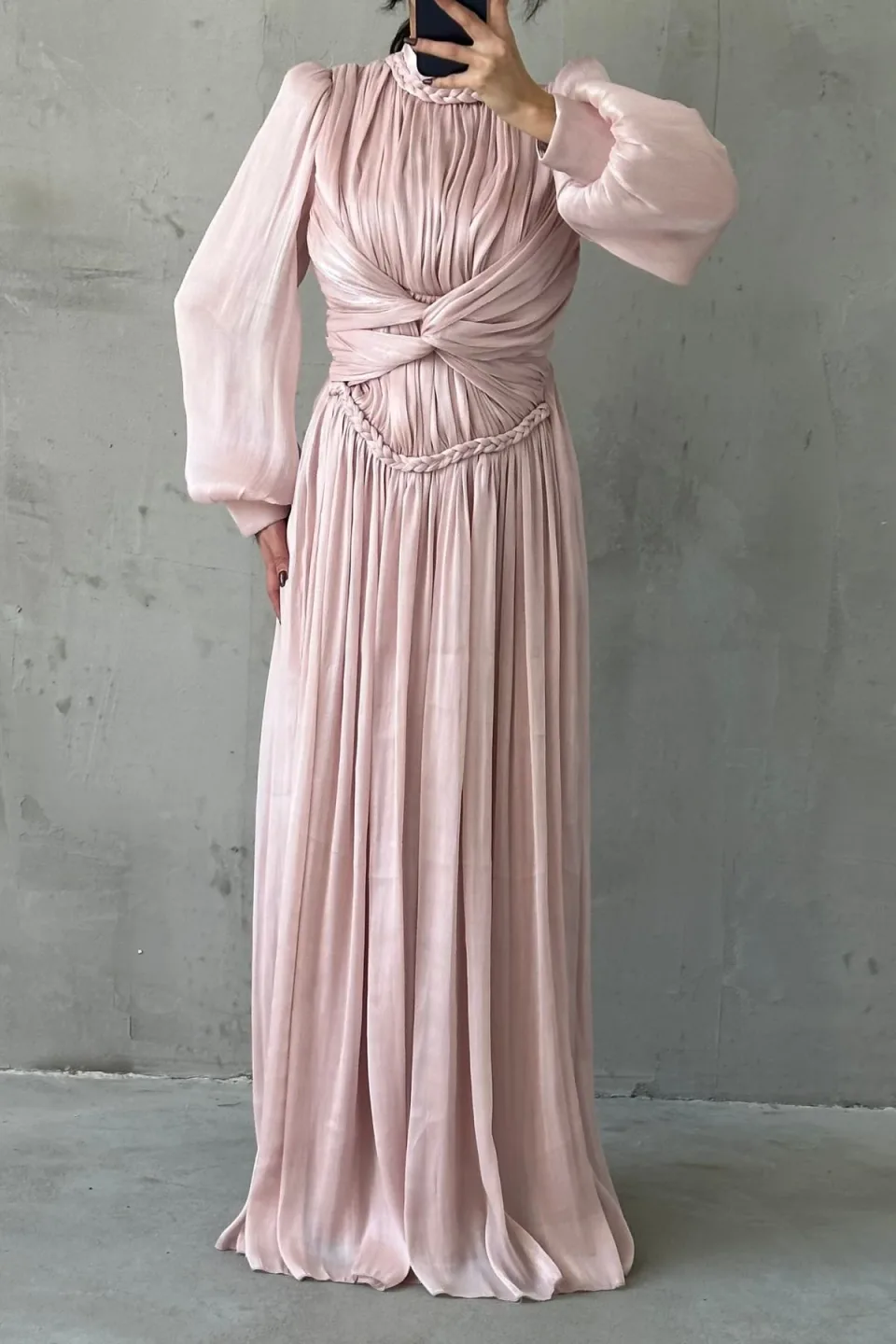 Make a statement with this refined and flowing maxi dress.