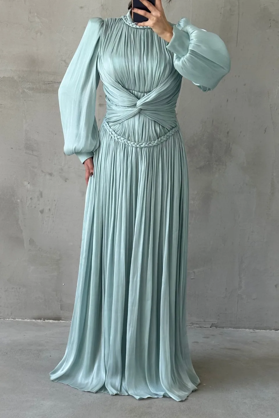 Make a statement with this refined and flowing maxi dress.