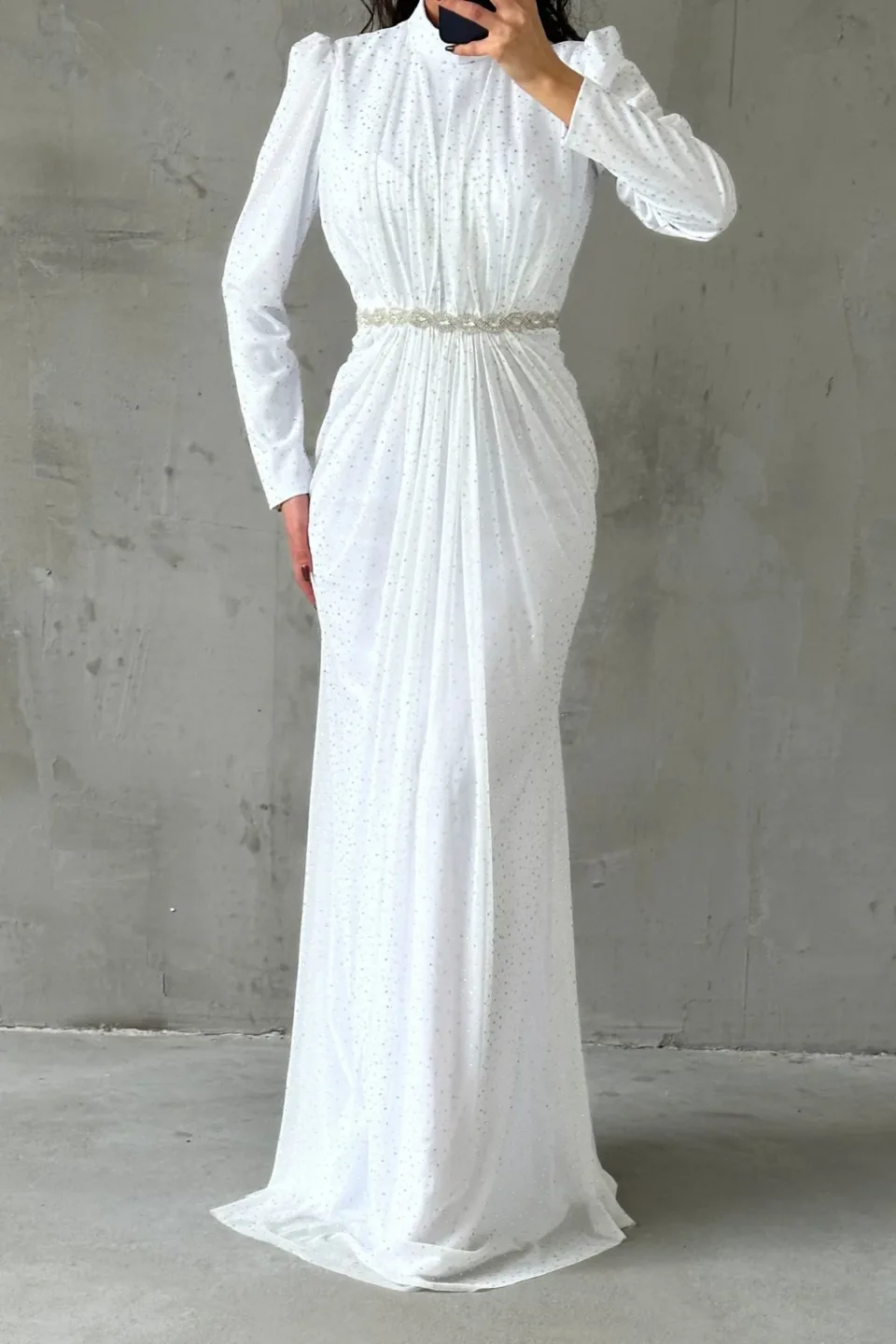 i r y n n a – sophisticated and luminous wedding dress